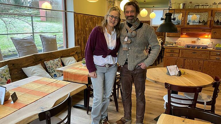 Mit Liebe für ein Haus voller Charme: Oliver Hill und Christine Ellrich haben das geschichtsträchtige Gasthaus 'Grundmühle' am Waldrand von Neustädtles und Willmars wieder eröffnet. Mit Liebe für ein Haus voller Charme: Oliver Hill und Christine Ellrich haben das geschichtsträchtige Gasthaus 'Grundmühle' am Waldrand von Neustädtles und Willmars wieder eröffnet.