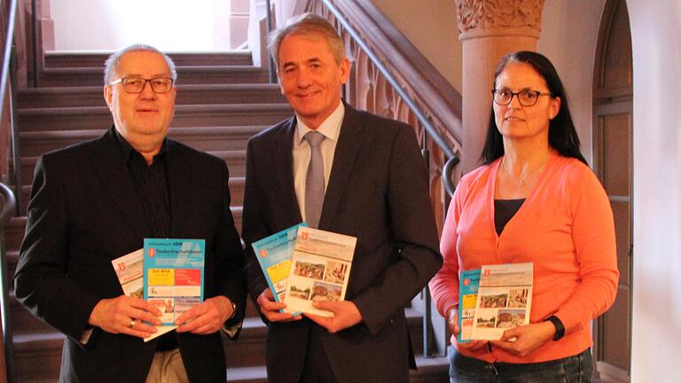 Thomas Bleicher überreichte Bürgermeister Wolfgang Vockel und Brigitte Hörner von der Abteilung Kultur &amp; Tourismus Exemplare des neuen Adressbuches