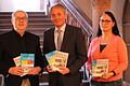 Thomas Bleicher überreichte Bürgermeister Wolfgang Vockel und Brigitte Hörner von der Abteilung Kultur &amp; Tourismus Exemplare des neuen Adressbuches