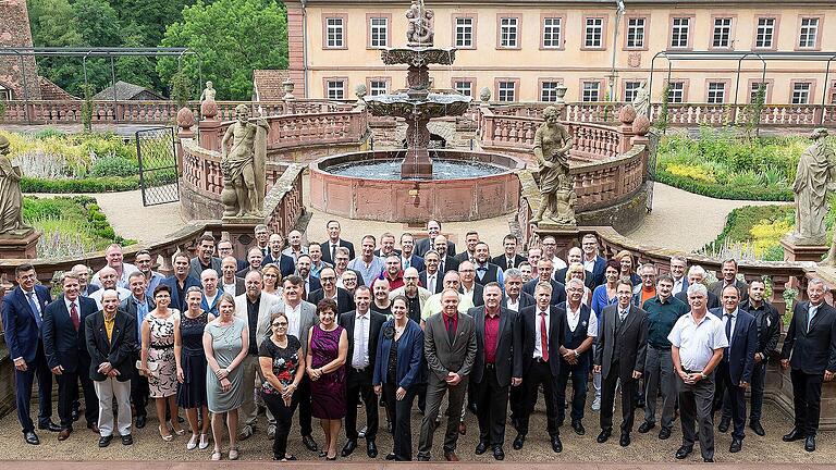 Gruppenbild aller Jubilare mit Werksleitung und Betriebsrat im Garten des Klosters Bronnbach.