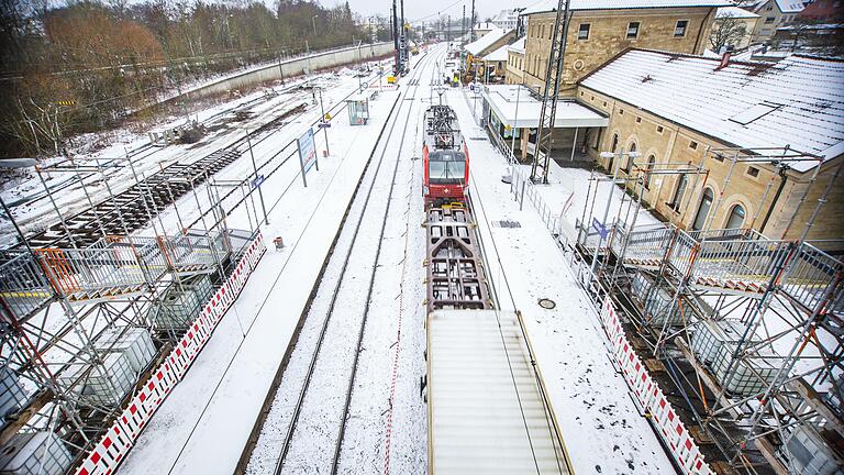 Der Haßfurter Bahnhof wird derzeit barrierefrei umgebaut. In dieser Zeit ersetzt eine Behelfsbrücke die Unterführung, die neu gebaut wird. Bis Ende des Jahres sollen die Arbeiten abgeschlossen sein. Der Haßfurter Bahnhof wird derzeit barrierefrei umgebaut. In dieser Zeit ersetzt eine Behelfsbrücke die Unterführung, die neu gebaut wird. Bis Ende des Jahres sollen die Arbeiten abgeschlossen sein.