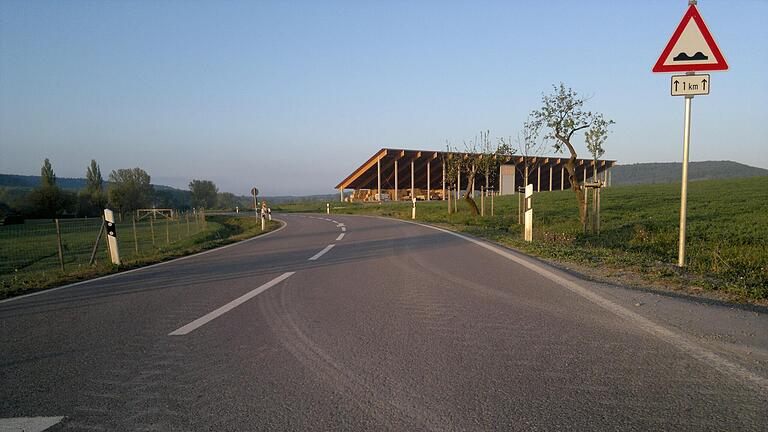 Zankapfel: Ein Teilstück der Kreisstraße KT 1 von Nenzenheim in Richtung Frankenberg wurde 2010 – hier ein Archivbild – neu gemacht, musste aber wegen diverser Mängel anschließend noch einmal saniert werden. Es folgte ein jahrelanger Streit zwischen Landkreis und Baufirmen.