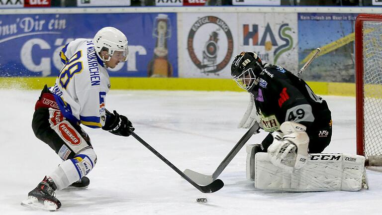 Eine bärenstarke Leistung bot auch Haßfurts Schlussmann Nicolas Hetzel. Auch in dieser Szene, als der pfeilschnelle Waldkirchner Topscorer Thomas Vezina alleine vor ihm auftauchte, blieb der 22-Jährige Sieger.