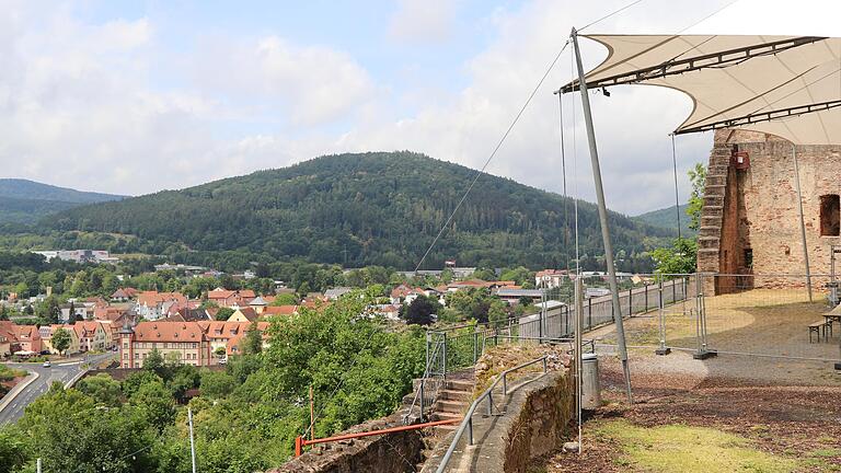 Auch in diesem Jahr steht das Zeltdach der Scherenburgfestspiele wieder auf dem Burginnenhof.