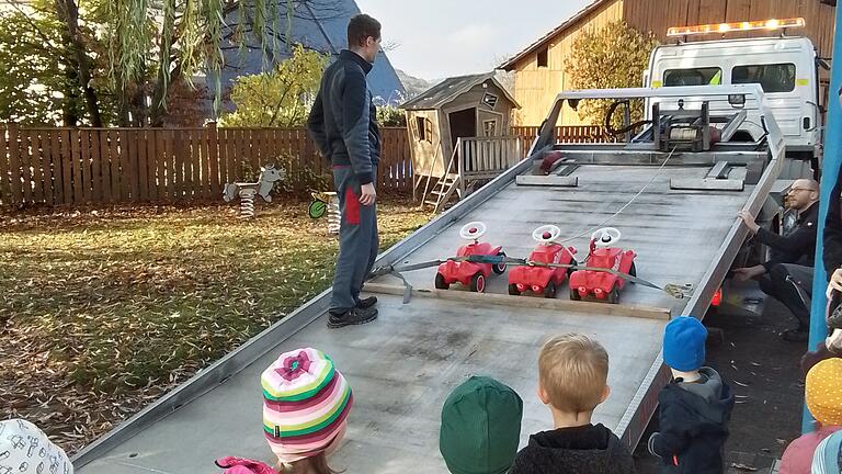 Michael Köhler und Benjamin Matthes schleppten die Bobbycars ab.