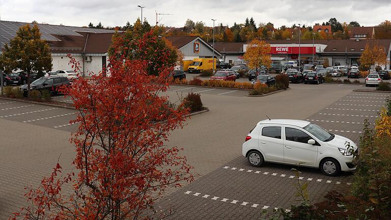 Pausenhof statt Parkplatz: An dieser Stelle könnten eine weitere Grundschule und eine Kita entstehen, wenn Aldi und Rewe ihre Grundstücke an die Stadt verkaufen. Pausenhof statt Parkplatz: An dieser Stelle könnten eine weitere Grundschule und eine Kita entstehen, wenn Aldi und Rewe ihre Grundstücke an die Stadt verkaufen.