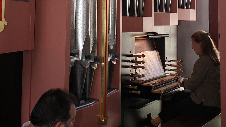 Dekanats-Kantorin Anke Willwohl an der Orgel in St. Jakobus. Dekanats-Kantorin Anke Willwohl an der Orgel in St. Jakobus.