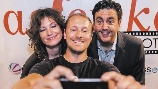 Selbstporträt mit TV-Promis: Cinemaxx-Besucher macht ein Selfie mit Sabine Vitua und Bastian Pastewka.