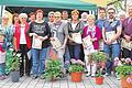 19 erste Preise für die schöne Blumenpracht       -  (ert)    Gochsheim ist ein Gärtnerdorf mit langer Tradition. Dies beweisen die beiden Ortsteile jedes Jahr mit üppigem Blumenschmuck an Privathäusern und öffentlichen Gebäuden. Im Sommer, wenn die Blüten um die Wette strahlen, sendet der Verein für Gartenbau und Landespflege seine Bewertungsteams durch die Ortsteile. Das Ergebnis ihrer Ermittlungen stellt die Grundlage dar für die Blumenschmuckprämierung beim Zwiefltraterfest im nächsten Jahr. 2014 hatte die Auswertung 19 erste Preise ergeben. Ausgezeichnet wurden Rudi Barthel, Claudia Best, Elke und Rudi Deppert, Rosemarie und Jürgen Eber, Karin und Günter Meder, Helga und Bernd Reitmeier, Hella und Wolfgang Hauck, Renate und Hilmar Haupt, Dorothea und Armin Rettner, Andrea, Andreas und Engelbert Matl, die Familien Oboznyi und Schindler, Alfred Pfister, Rosa und Otto Schuler, Ellen und Peter Stadler, Elisabeth Widmaier, Alexandra, Werner und Florian Schwarz, Juliane Pohl, Familie Schirmer, Familie Knörnschild mit ihrem Gasthaus &bdquo;Zur Rose&ldquo; und die Gemeinde für den Schmuck des Rathauses. Die Sieger durften sich aus den ausgestellten Pflanzen einen Preis aussuchen. Damit aber keiner bevorteilt wird, ermittelte die dreijährige Glücksfee Fiona Schöner durch Ziehen aus der Losurne die Reihenfolge. Vereinsvorsitzender Reinhold Lamprecht und Bürgermeisterin Helga Fleischer riefen die Gewinner an die Pflanzentheke. 43 Blumenfreunde erreichten mit ihrem Schmuck einen zweiten, weitere 104 einen dritten Preis. Lamprecht und Fleischer freuten sich, auch eine Abordnung aus der Partnergemeinde Irigny im französischen Rhône-Tal bei der Prämierung begrüßen zu können. Der Gemeinderat förderte den Blumenschmuckwettbewerb mit einem Zuschuss von 400 Euro. Unser Foto zeigt Reinhold Lamprecht (links) und Werner Heimrich (rechts) vom Gartenbauverein sowie Bürgermeisterin Helga Fleischer (Zweite von links) mit den ersten Preisträgern und der dreijährigen Glücksfee Fiona Schöner.