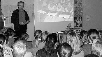 Gespannt lauschten die Steinfelder Grundschüler - Gespannt lauschten die Steinfelder Grundschüler dem Vortrag von Dr.
Norbert Hartmann über das Schulprojekt in Guinea. Gespannt lauschten die Steinfelder Grundschüler - Gespannt lauschten die Steinfelder Grundschüler dem Vortrag von Dr.
Norbert Hartmann über das Schulprojekt in Guinea.