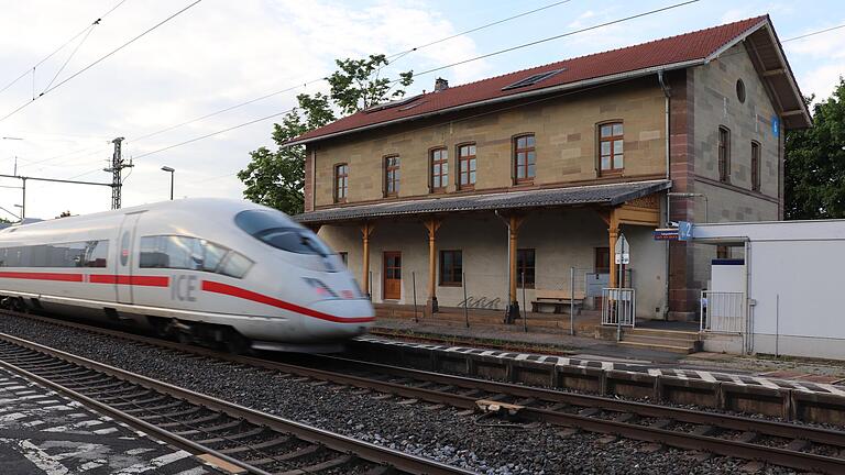 Der in die Jahre gekommene Iphöfer Bahnhaltepunkt soll für elf Millionen Euro saniert und barrierefrei ausgebaut werden.