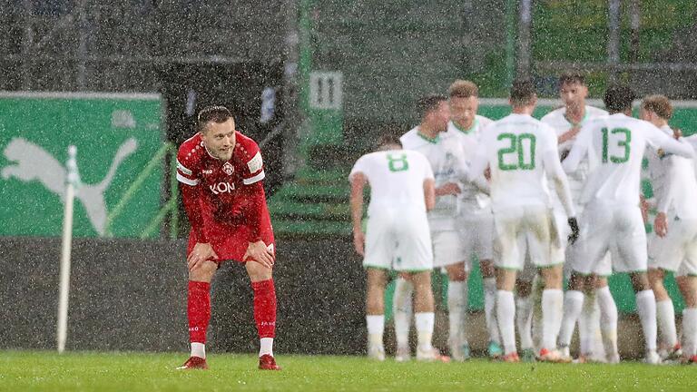 Kalte Dusche für Thomas Haas und die Würzburger Kickers: Bei der SpVgg Greuther Fürth II setzte es die erste Saison-Niederlage.