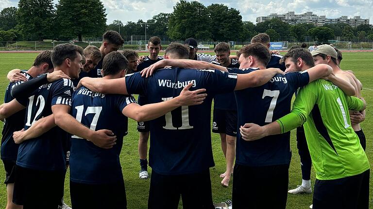 Einschwören auf das entscheidende Spiel: Die Würzburger Mannschaft gewann das Finale gegen die gastgebende TU München und revanchierte sich dadurch auch für die Niederlage im Elfmeterschießen im Endspiel der bayerischen Hochschul-Meisterschaften einen Monat zuvor.