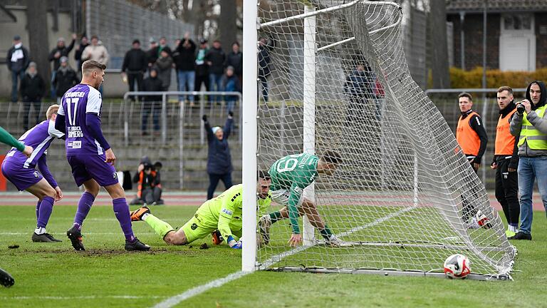 Die Vorentscheidung: Fabio Bozesan (rechts) hat den Ball, den Bambergs Torhüter Benedikt Willert nach einem Kopfball von Kevin Frisorger nicht festhalten konnte, zum 1:0 für den FC Schweinfurt 05 über die Linie gedrückt.&nbsp;