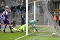 Die Vorentscheidung: Fabio Bozesan (rechts) hat den Ball, den Bambergs Torhüter Benedikt Willert nach einem Kopfball von Kevin Frisorger nicht festhalten konnte, zum 1:0 für den FC Schweinfurt 05 über die Linie gedrückt.&nbsp;