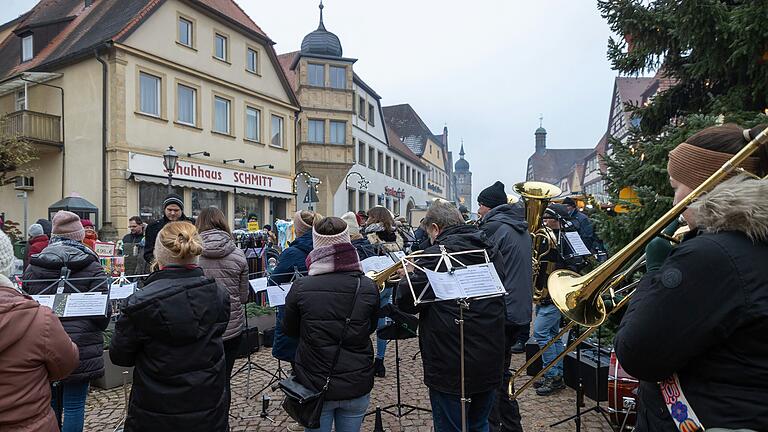 Die Jugendblaskapelle Unterpreppach im Mittelpunkt des Marktgeschehens. Der Grauturm grüßt im Hintergrund. Die Jugendblaskapelle Unterpreppach im Mittelpunkt des Marktgeschehens. Der Grauturm grüßt im Hintergrund.