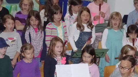 Kinder singen und musizieren zum Sommerkonzert       -  (sol) Mit klangvollen Weisen, schwungvoll und farbenfroh begrüßten die Kinder des ökumenischen Kinderchores Höchberg und der Flötenkreise die vielen Besucher, die zum Sommerkonzert ins Bonhoeffer Haus gekommen waren. Im ersten Teil wechselten sich Chor mit Flötenmusik ab. Die Zuhörer waren mit einbezogen in das gemeinsame Musizieren. Schwungvoll begleitet wurden die kleinen Sänger vom Flötenchor auf Sopran- und Altflöten, Orff- Instrumenten und Harald Götzelmann am Klavier. Für den zweiten Teil hatte Chorleiterin Luise Wiesheu das Kindermusical &bdquo;Stadt unserer Träume&ldquo; von Gustav Gunsenheimer in das Lebensumfeld der kleinen Künstler übersetzt. Applaus belohnte sie und ihre seit 31 Jahren wirkende Chorleiterin für die gelungene Aufführung.