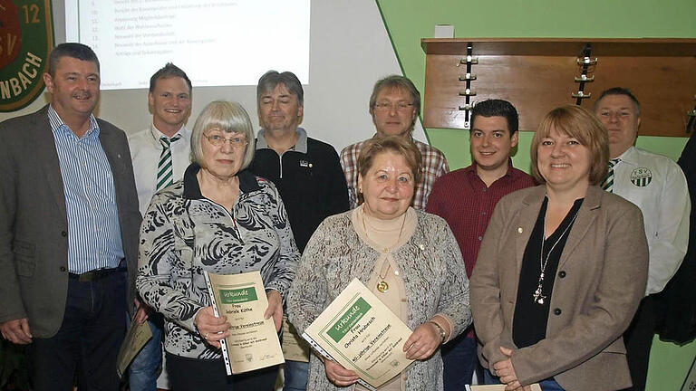 Vorsitzender Nico Rogge (2. von links) und sein Stellvertreter Jochen Straub (rechts) zeichneten für 25- und 40-jährige Treue (von links) Stefan Hildner, Gabriele Küthe, Andreas Schmitt, Christa Hrubesch, Bernd Hofmann, Florian Vierheilig und Martina Straub aus.  Fotos: Stefan Geiger       -  Vorsitzender Nico Rogge (2. von links) und sein Stellvertreter Jochen Straub (rechts) zeichneten für 25- und 40-jährige Treue (von links) Stefan Hildner, Gabriele Küthe, Andreas Schmitt, Christa Hrubesch, Bernd Hofmann, Florian Vierheilig und Martina Straub aus.  Fotos: Stefan Geiger