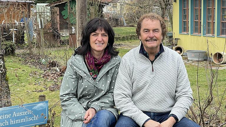 Jutta und Reinhard Steinmetz in ihrem Himmelstadter Erlebnisgarten.