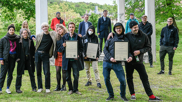 Die Verleihung der Preise für junge Kultur fand 2021 im Park hinter der Umweltstation  unter Coronabedingungen statt. Alle waren getestet. Es wurden drei Preise vergeben.