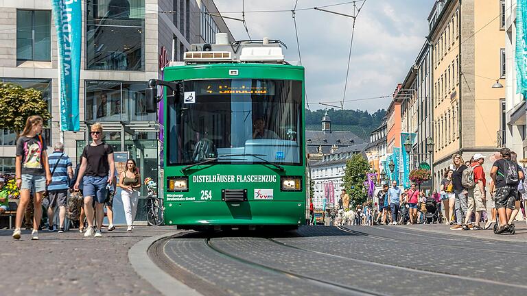 Seit Freitag ist die erste Straba der GT-N-Reihe wieder auf den Würzburger Gleisen unterwegs (Archivbild). Seit Freitag ist die erste Straba der GT-N-Reihe wieder auf den Würzburger Gleisen unterwegs (Archivbild).