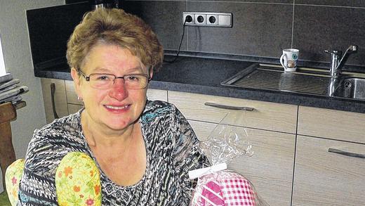 Ein Herz für Brustkrebspatientinnen: Die Kreisbäuerin von Bad Kissingen, Rita Jörg, näht mit 110 Ortsbäuerinnen Kissen in Herzform, die Frauen nach einer Brustoperation den Wundschmerz lindern. Ein Herz für Brustkrebspatientinnen: Die Kreisbäuerin von Bad Kissingen, Rita Jörg, näht mit 110 Ortsbäuerinnen Kissen in Herzform, die Frauen nach einer Brustoperation den Wundschmerz lindern.