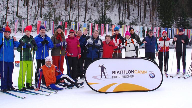 Gruppenbild mit Fritz Fischer in der Chiemgau-Arena. Gruppenbild mit Fritz Fischer in der Chiemgau-Arena.