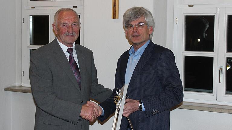 Der Wiesenbronner Bürgermeister Volkhard Warmdt (rechts) gratuliert Altbürgermeister Gerhard Müller zur Ehrenbürger-Ernennung. Der Wiesenbronner Bürgermeister Volkhard Warmdt (rechts) gratuliert Altbürgermeister Gerhard Müller zur Ehrenbürger-Ernennung.
