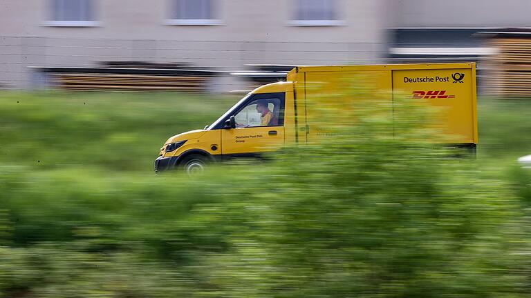 Elektro-Fahrzeug von DHL       -  Ein Zusteller des Post-Konzerns DHL stellt mit einem elektrisch betriebenen Fahrzeug (Streetscooter) Post zu.