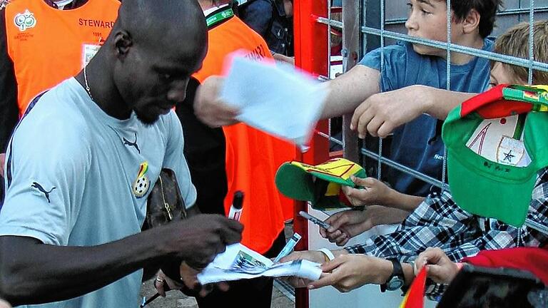 Black Stars       -  Begehrte Autogramme: Stephen Appiah nach dem Training im Kickers-Stadion.