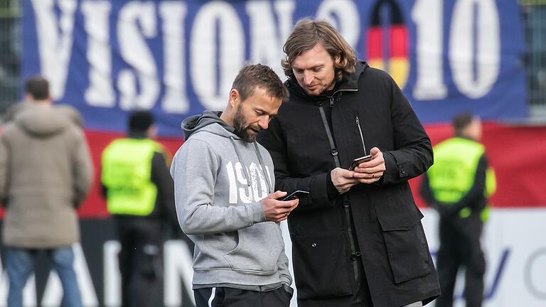 Im steten Austausch: Kickers-Trainer Michael Schiele und Vorstandsvorsitzender Daniel Sauer nach der Partie gegen Waldhof Mannheim