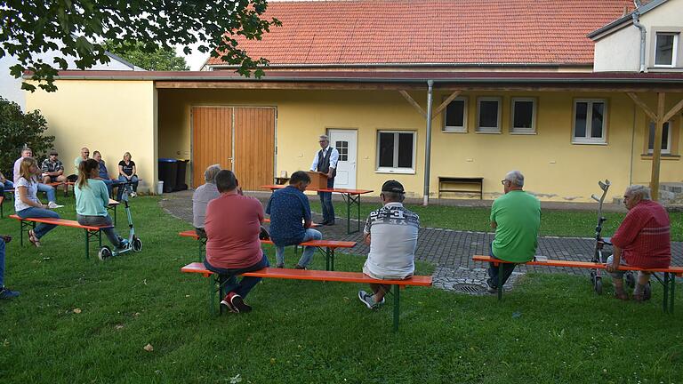 Bürgermeister Klaus Schenk bei der Bürgerversammlung in Kleinrheinfeld.