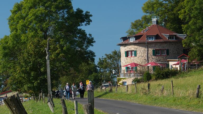 Das Fuldaer Haus auf der Maulkuppe ist nicht nur wegen seiner Architektur ein beliebter Anlaufpunkt für Rhön-Besucher.