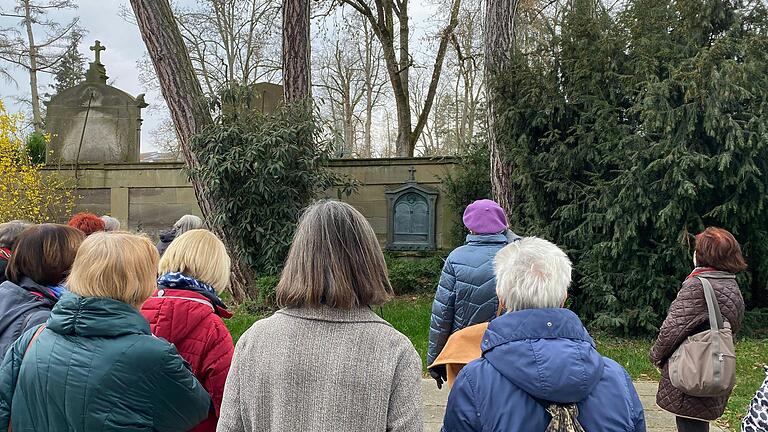 Gemeinsam tauchte die Gruppen in die Lebensgeschichten von acht Schweinfurterinnen auf der Friedhofsführung im Rahmen der Schweinfurter Frauenwochen ein.