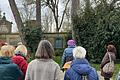 Gemeinsam tauchte die Gruppen in die Lebensgeschichten von acht Schweinfurterinnen auf der Friedhofsführung im Rahmen der Schweinfurter Frauenwochen ein.