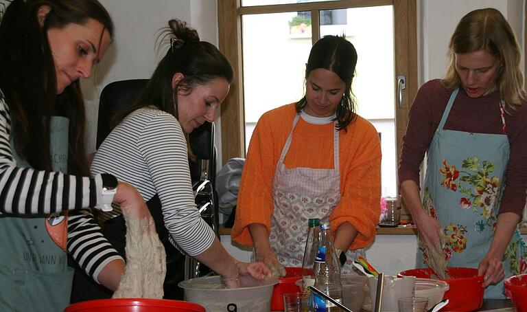 Brotback-Kurs in Roden: Alle sind bei der Sache