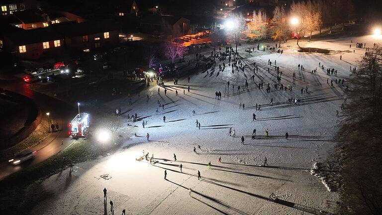 Die Eiswiese am Anlagenring der Altstadt in Ebern wird bei genügend Frost von der Freiwilligen Feuerwehr am Abend beleuchtet. Die Eiswiese am Anlagenring der Altstadt in Ebern wird bei genügend Frost von der Freiwilligen Feuerwehr am Abend beleuchtet.