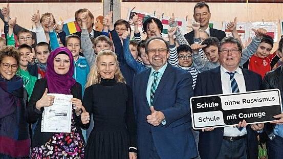 Erste Grundschule „ohne Rassismus“ in Unterfranken - Die Grundschule Würzburg-Lengfeld erhielt als erste Grundschule in Unterfranken das Zertifikat „Schule ohne Rassismus – Schule mit Courage“, so eine Mitteilung des Bildungsinstitutes. Rektor Roland Wagner begrüßte zusammen mit den 310 Kindern der Schule und dem Kollegium die Patin des Projektes Birgit Süß, vom Bezirksjugendring Zehranur Aksu, von der Stadt Bürgermeister Adolf Bauer, Stadträte und Schulamtsdirektorin Claudia Vollmar. Der Schulleiter zeigte in seiner Eröffnungsrede auf, dass in Lengfeld Kinder aus zwanzig Nationen zusammen lernen. Er betonte, dass den Kindern in der Grundschule ein Unterschied zwischen den Traditionen und Kulturen kaum bewusst ist. Alle fühlten sich gleich und erlernten zusammen Fähigkeiten und Fertigkeiten. B eim gemeinsamen Lernen im Schulalltag spielen musische Elemente eine wichtige Rolle. Dies zeigte sich auch bei den Liedvorträgen einiger Klassen und dem Beitrag der Theatergruppe, die das Projekt zur Gleichbehandlung Aller verdeutlichten. Höhepunkt war aber die Übergabe der Anerkennung mit einem spontanen musikalischen Solo von Birgit Süß, das die Kinder in ihren Bann zog. „Schule ohne Rassismus – Schule mit Courage“ wird in Lengfeld nicht nur ein Slogan sein, sondern von allen am Schulleben beteiligten auch gelebt. So werden natürlich auch weitere Aktionen zu diesem Projekt in nächster Zeit folgen, verspricht Wagner. Erste Grundschule „ohne Rassismus“ in Unterfranken - Die Grundschule Würzburg-Lengfeld erhielt als erste Grundschule in Unterfranken das Zertifikat „Schule ohne Rassismus – Schule mit Courage“, so eine Mitteilung des Bildungsinstitutes. Rektor Roland Wagner begrüßte zusammen mit den 310 Kindern der Schule und dem Kollegium die Patin des Projektes Birgit Süß, vom Bezirksjugendring Zehranur Aksu, von der Stadt Bürgermeister Adolf Bauer, Stadträte und Schulamtsdirektorin Claudia Vollmar. Der Schulleiter zeigte in seiner Eröffnungsrede auf, dass in Lengfeld Kinder aus zwanzig Nationen zusammen lernen. Er betonte, dass den Kindern in der Grundschule ein Unterschied zwischen den Traditionen und Kulturen kaum bewusst ist. Alle fühlten sich gleich und erlernten zusammen Fähigkeiten und Fertigkeiten. B eim gemeinsamen Lernen im Schulalltag spielen musische Elemente eine wichtige Rolle. Dies zeigte sich auch bei den Liedvorträgen einiger Klassen und dem Beitrag der Theatergruppe, die das Projekt zur Gleichbehandlung Aller verdeutlichten. Höhepunkt war aber die Übergabe der Anerkennung mit einem spontanen musikalischen Solo von Birgit Süß, das die Kinder in ihren Bann zog. „Schule ohne Rassismus – Schule mit Courage“ wird in Lengfeld nicht nur ein Slogan sein, sondern von allen am Schulleben beteiligten auch gelebt. So werden natürlich auch weitere Aktionen zu diesem Projekt in nächster Zeit folgen, verspricht Wagner.
