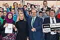 Erste Grundschule &bdquo;ohne Rassismus&ldquo; in Unterfranken       -  Die Grundschule Würzburg-Lengfeld erhielt als erste Grundschule in Unterfranken das Zertifikat &bdquo;Schule ohne Rassismus &ndash; Schule mit Courage&ldquo;, so eine Mitteilung des Bildungsinstitutes. Rektor Roland Wagner begrüßte zusammen mit den 310 Kindern der Schule und dem Kollegium die Patin des Projektes Birgit Süß, vom Bezirksjugendring Zehranur Aksu, von der Stadt Bürgermeister Adolf Bauer, Stadträte und Schulamtsdirektorin Claudia Vollmar.    Der Schulleiter zeigte in seiner Eröffnungsrede auf, dass in Lengfeld Kinder aus zwanzig Nationen zusammen lernen. Er betonte, dass den Kindern in der Grundschule ein Unterschied zwischen den Traditionen und Kulturen kaum bewusst ist. Alle fühlten sich gleich und erlernten zusammen Fähigkeiten und Fertigkeiten. B    eim gemeinsamen Lernen im Schulalltag spielen musische Elemente eine wichtige Rolle. Dies zeigte sich auch bei den Liedvorträgen einiger Klassen und dem Beitrag der Theatergruppe, die das Projekt zur Gleichbehandlung Aller verdeutlichten. Höhepunkt war aber die Übergabe der Anerkennung mit einem spontanen musikalischen Solo von Birgit Süß, das die Kinder in ihren Bann zog.  &bdquo;Schule ohne Rassismus &ndash; Schule mit Courage&ldquo; wird in Lengfeld nicht nur ein Slogan sein, sondern von allen am Schulleben beteiligten auch gelebt. So werden natürlich auch weitere Aktionen zu diesem Projekt in nächster Zeit folgen, verspricht Wagner.