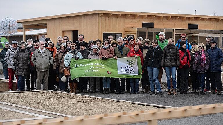 Bund Naturschutz auf der Landesgartenschau       -  Die ehrenamtlichen Mitarbeiter des Bund Naturschutz vor ihrem neuen Pavillon im Park der Landesgartenschau am Hubland.