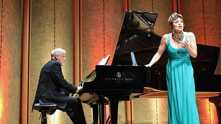 Anna Caterina Antinacci und Donald Sulzen im Rossini Saal. Foto: Werner Vogel       -  Anna Caterina Antinacci und Donald Sulzen im Rossini Saal. Foto: Werner Vogel