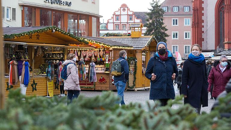 Kein Weihnachtsmarkt, dafür ein Adventsmarkt als abgespeckte Version. Weihnachten trotz Corona-Pandemie in Würzburg im vergangenen Jahr.