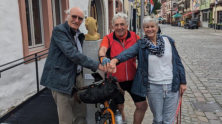 Prof. Dr. med. M. Heinrich Seegenschmiedt (Mitte) ist auf Charitytour durch Deutschland. In Karlstadt traf er Georg Büttner und Gerlinde Hessler.