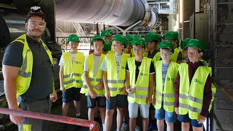 Marc Bartl erklärt die Funktionsweise des 40 Meter langen Drehrohrofens, der das Kalksteinmehl zum Zementklinker werden lässt. Marc Bartl erklärt die Funktionsweise des 40 Meter langen Drehrohrofens, der das Kalksteinmehl zum Zementklinker werden lässt.