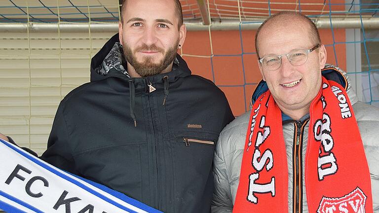 Weißblau und Rot werden bald vereint sein. Die Sportvorstände des FC Karbach und des TSV Urspringen mit ihrem jeweiligen Vereinsschal: Karbachs Tobias Fischer (links) und Urspringens Klaus Eckert.