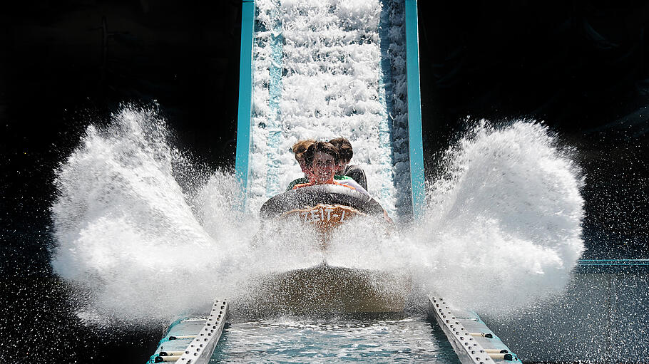 Abkühlung im Freizeitpark       -  Die Wildwasserbahn ist eine der Attraktionen im Freizeit-Land Geiselwind.