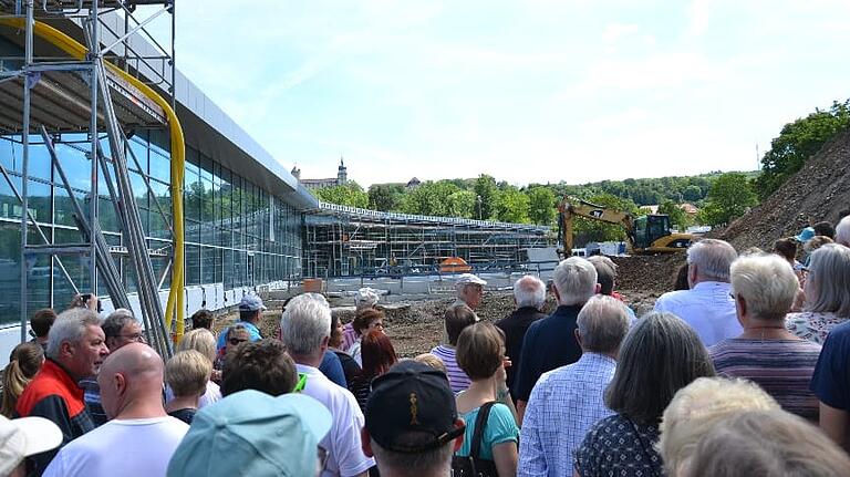 So sieht's derzeit von außen aus. Die Besucher der CSU-Veranstaltung informierten sich im und am neuen Nautiland-Bad.&nbsp;