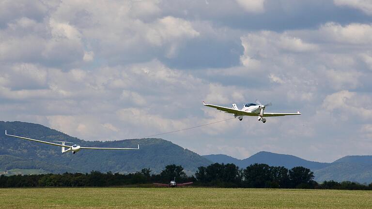 160 000 Euro soll die Maschine des Typs DYNAMIC WT 9-UL kosten, die der Flugsportclub Würzburg kaufen will. Das Ultraleichtflugzeug soll leiser sein als das momentane Schleppflugzeug, das der Verein in Betrieb hat.&nbsp;