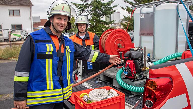 Kommandant Andreas Büttner erklärt die Pumpe des neuen Pick-up-Moduls.