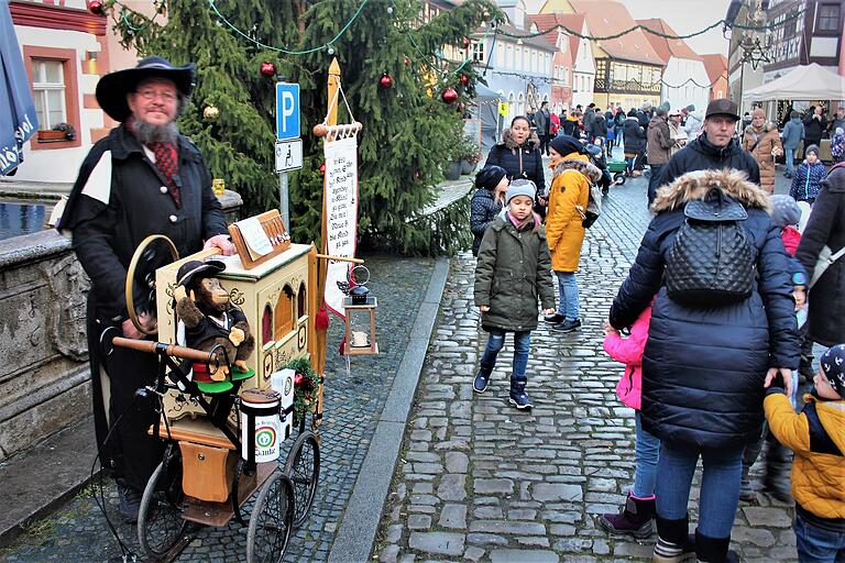 Ein Drehorgelspieler ist auch da! An vielen Stationen gibt's in Prichsenstadt bei der Kinderweihnacht wieder was zu erleben - wie hier 2019. Ein Drehorgelspieler ist auch da! An vielen Stationen gibt's in Prichsenstadt bei der Kinderweihnacht wieder was zu erleben - wie hier 2019.
